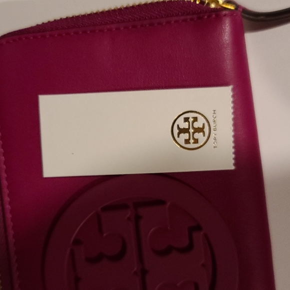 NWT Tory Burch Charlie Zip Continental wallet in Party Fuchsia - Picture 3 of 5